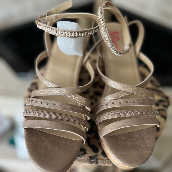 NWOT- CUTE TAN AND GOLD WEDGES WITH PEARL STRAP. SZ 11 - Picture 1 of 6